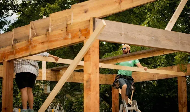 Zimmerer bauen einen Holzständer auf