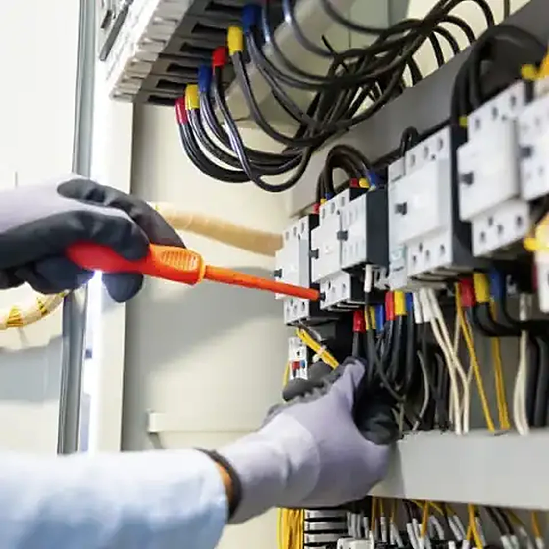 Elektriker verdrahtet einen Schaltschrank